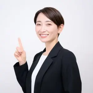 指差しする女性